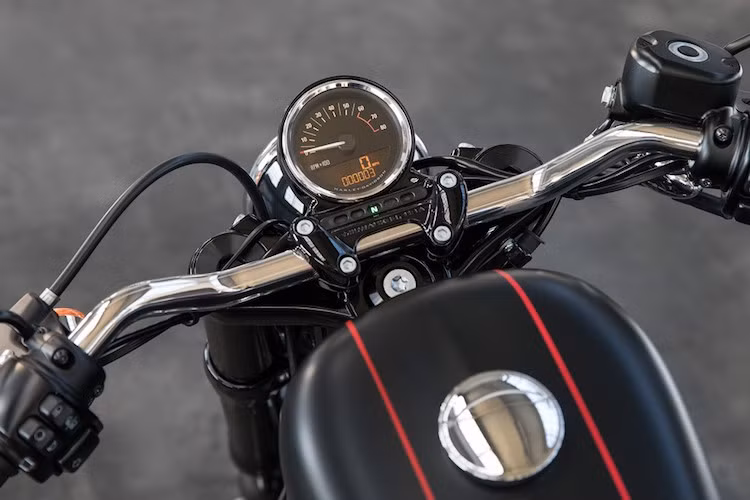 Cùng với tay lái thấp hơn, cặp phuộc USD cho phép Roadster có thể "ôm cua" một cách chính xác và dễ dàng hơn, đương nhiên cũng phụ thuộc vào trình độ của từng tay lái.