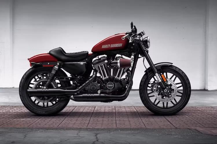 Một điểm đặc biệt khác của Roadster đó là kích thước vành khá "khác thường" so với một chiếc Harley-Davidson, với bánh trước 19 inch và bánh sau 18 inch và đều là mâm đúc nhiều nan.