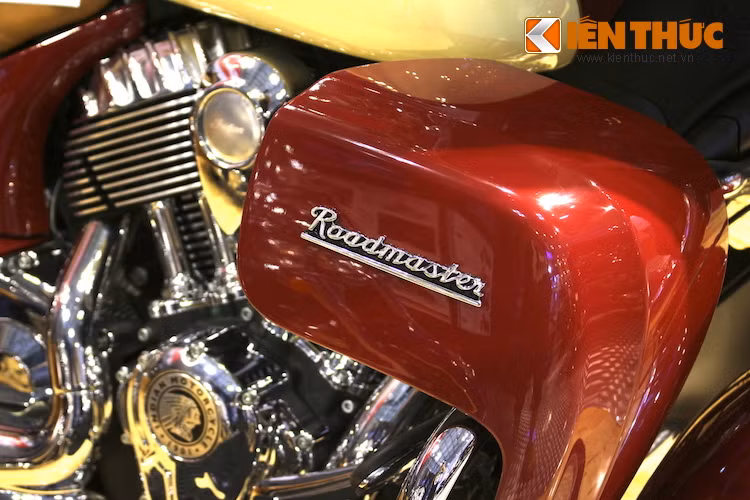 Ở ngay trước chỗ để chân mỗi bên, Roadmaster có 2 hộp chứa đồ nhỏ và đồng thời cũng là tấm "lá chắn" bảo vệ chân người lái. Trong đó hộp bên phải còn có cổng kết nối USB để giúp kết nối và phát nhạc điện thoại.