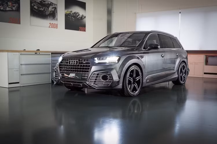 Sau một thời gian Audi Q7 mới được chính thức bán ra, các hãng độ nổi tiếng hiện đã bắt đầu liên tục tung ra những gói độ mới cho chiếc SUV này. Trong đó, hãng ABT ở Đức "chuyên trị" Audi đã "trình làng" gói nâng cấp toàn diện QS7 dành cho chiếc xe.