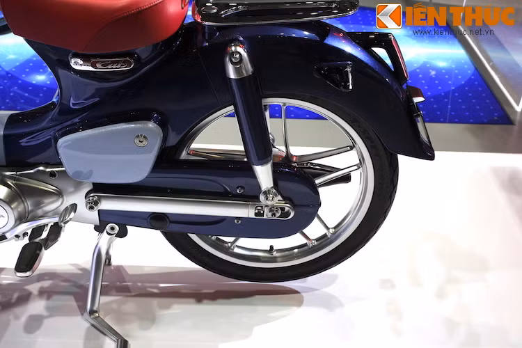 Bộ gắp sau của xe được tiện từ nhôm nguyên khối, sau đó bắt vào cặp phuộc sau có thiết kế thanh thoát, đẹp mắt. Ngay cả thiết kế pô "quả nhót" đặc trưng của Cub cũng được Honda "tái chế" lại trên mẫu concept này.