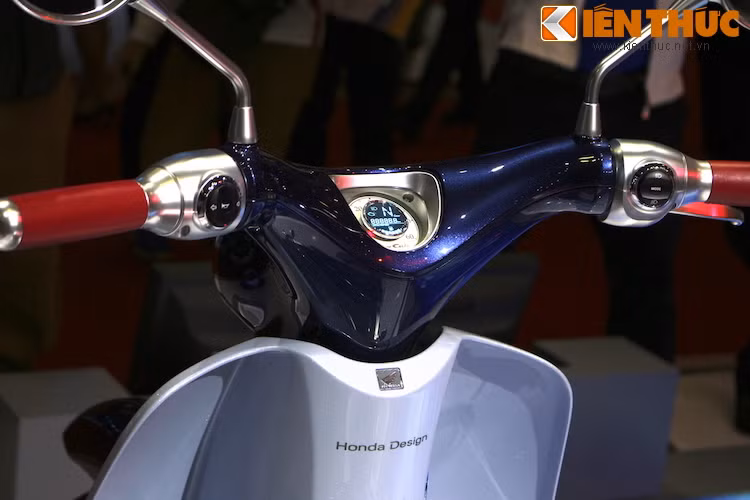 Có hình dáng đồng hồ tương tự, tuy nhiên chiếc Super Cub Concept sử dụng một màn hình hiển thị hình tròn bên cạnh đồng hồ báo tốc chạy cơ, cung cấp đầy đủ các thông số vận hành của chiếc xe.