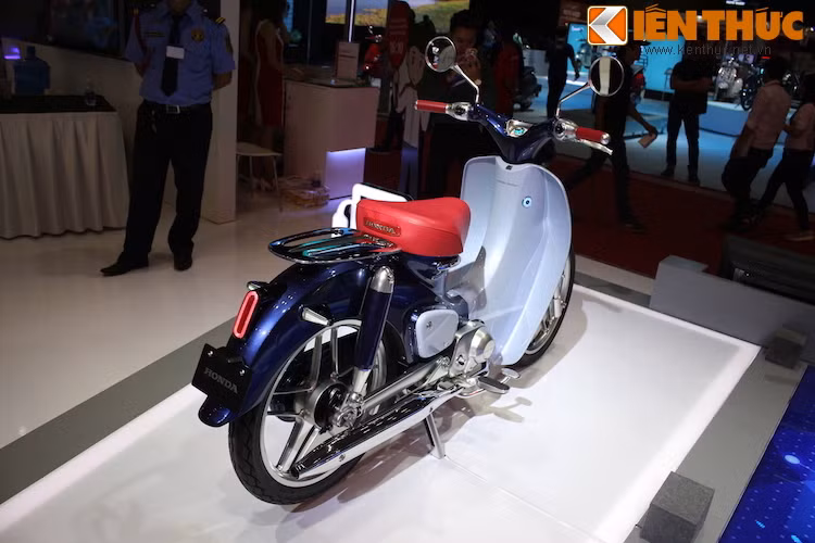 Tuy nhiên ở phía sau đuôi xe, Honda đã quyết định thực hiện một cú "chấm phá" trong thiết kế của chiếc xe với bộ đèn hậu cùng xi-nhan LED với thiết kế hiện đại, hoàn toàn khác biệt so với chiếc Cub thông thường.