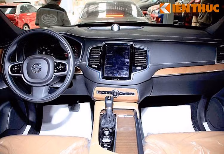 Ngồi từ phía người lái, XC90 sẽ đem lại góc nhìn rất thoáng nhờ có bảng táp-lô rộng rãi và cột A mỏng, dốc về phía sau.