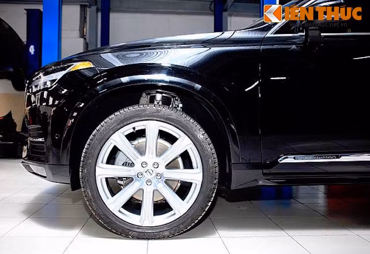 Dựa trên nền chassis SPA mới nhất của Volvo, XC90 thế hệ mới dài hơn, rộng hơn và thấp hơn so với phiên bản cũ. Trái với kiểu dáng có phần hơi "cục mịch" của XC90 thế hệ trước, phiên bản mới này sở hữu thiết kế "mượt mà" hơn, tao nhã hơn.