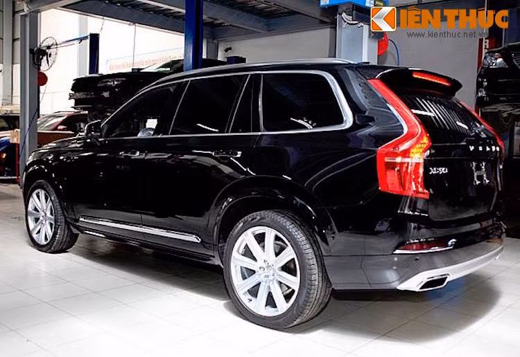 Những chi tiết như đèn pha LED, lưới tản nhiệt dựng đứng với logo Volvo chạy chéo, các nẹp hai bên hông mạ chrome và bộ mâm đúc 8 cánh khiến phiên bản Inscription của dòng xe trở nên vừa hiện đại, sang trọng nhưng vẫn rất thể thao, năng động.