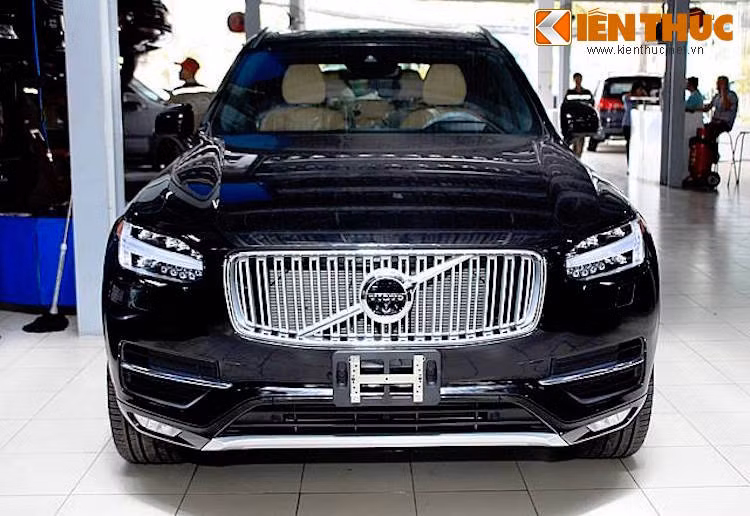 Từng là dòng xe bán chạy nhất và mang về thành công cho Volvo khi còn dưới thời Ford, thế hệ mới của XC90 đã được thiết kế lại hoàn toàn để có thể cạnh tranh với các đối thủ như BMW X5, Audi Q7 hay Mercedes GLE-Class.