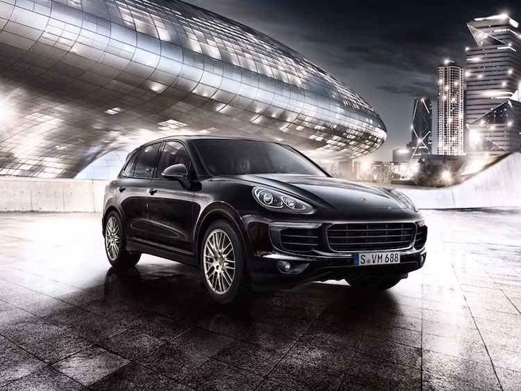 Những trang bị cơ bản trên Cayenne Platinum bao gồm đèn pha Bi-Xenon với hệ thống chiếu sáng chủ động PDLS, tay lái trợ lực Power Steering Plus, hệ thống hỗ trợ đỗ xe với camera, các gương chiếu hậu chống chói tự động và kính tối màu.