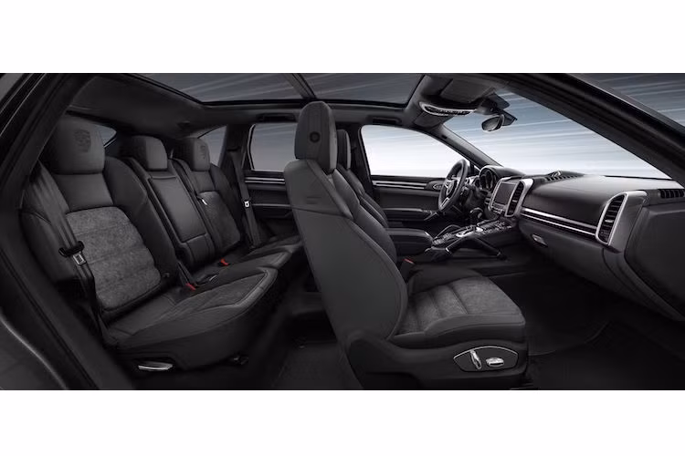 Toàn bộ các ghế ngồi trong nội thất sẽ có phần giữa được bọc Alcantara, trong khi các phần còn lại sử dụng da cao cấp. Trên mỗi gối tựa đầu cũng sẽ được thêu nổi logo Porsche.