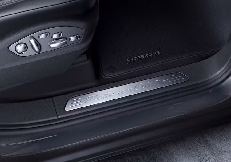 Ngay khi mở cửa bước vào nội thất của mẫu SUV hạng sang này, khách hàng sẽ được chào mừng bởi một tấm bảng thép không gỉ khắc chữ Platinum Edition trên thềm cửa.