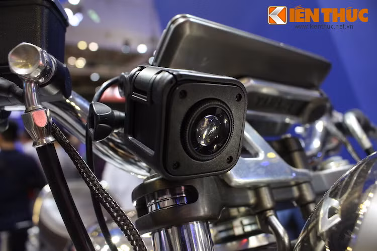 Ở phía trên ghi đông, Resonator còn được trang bị thêm một camera hành trình hình khối hộp cực gọn gàng.