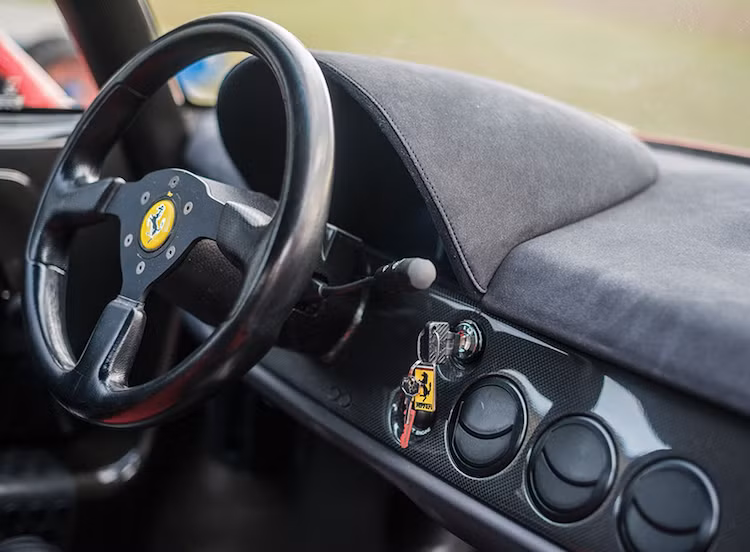 Bên trên bảng táp-lô bằng sợi carbon và phủ alcantara, chiếc xe hoàn toàn không có bất kỳ một hệ thống giải trí nào. Vô-lăng của F50 cũng hoàn toàn "trần trụi", vắng bóng những nút bấm phức tạp như các siêu xe hiện đại.