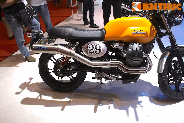Để khiến chiếc xe trông giống scrambler hơn, bản độ này đã được trang bị pô vắt "hàng hiệu" của Arrow.