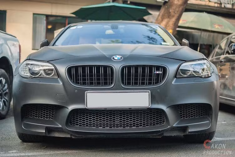 Chiếc BMW M5 có màu đen nhám đặc biệt, và hiếm khi được dân chơi xe bắt gặp tại Việt Nam.