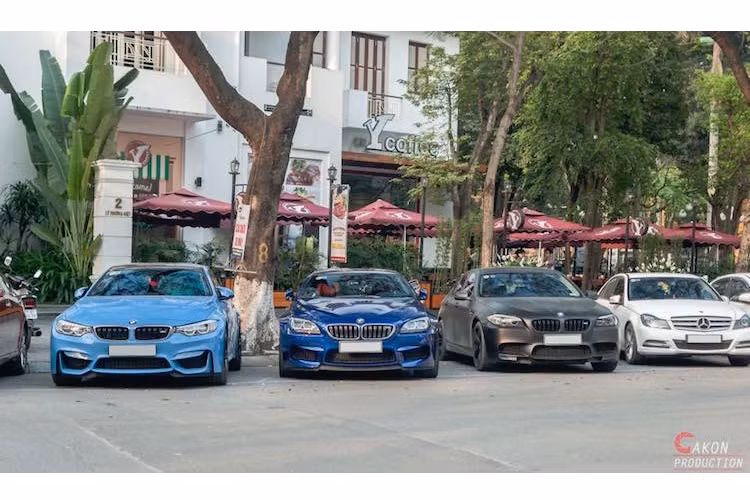 "Bộ 3" xe sang hiệu suất cao BMW M4, BMW M6 Gran Coupe và BMW M5 thế hệ hiện tại đứng cạnh nhau trong dàn xe.