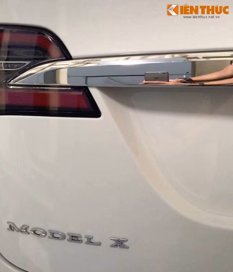 Tại Mỹ, giá khởi điểm của một chiếc Model X là 134.200 USD. Tuy nhiên do có lượng đặt hàng rất cao (hơn 10.000 đơn vào đầu năm nay và còn tiếp tục tăng cao tại thời điểm hiện tại), chiếc xe đã liên tục bị "làm giá". Hiện chưa rõ thông tin chiếc SUV Model X tại Việt Nam có chính xác hay không và có mức giá bao nhiêu?