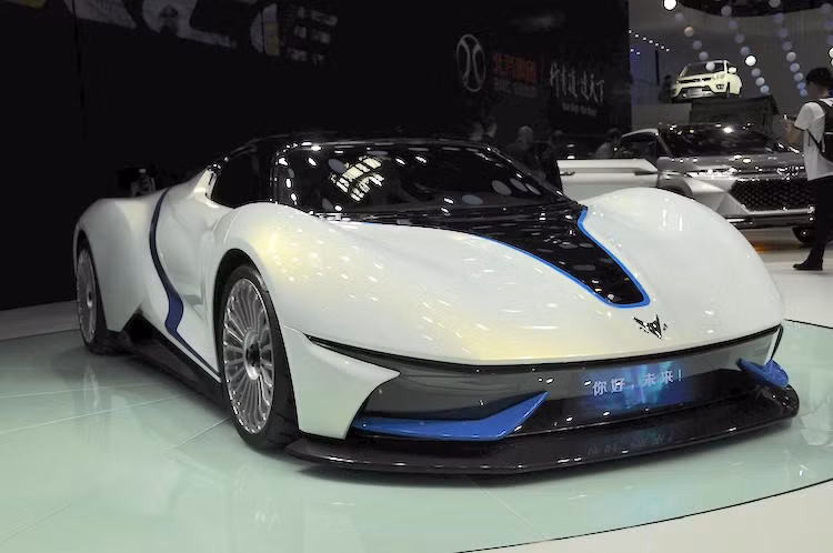 Với mục tiêu trở thành mẫu xe điện cao cấp nhất của BAIC, Arcfox-7 được lấy cảm hứng từ những chiếc xe đua chạy điện đang thi đấu trong giải Formula-E.