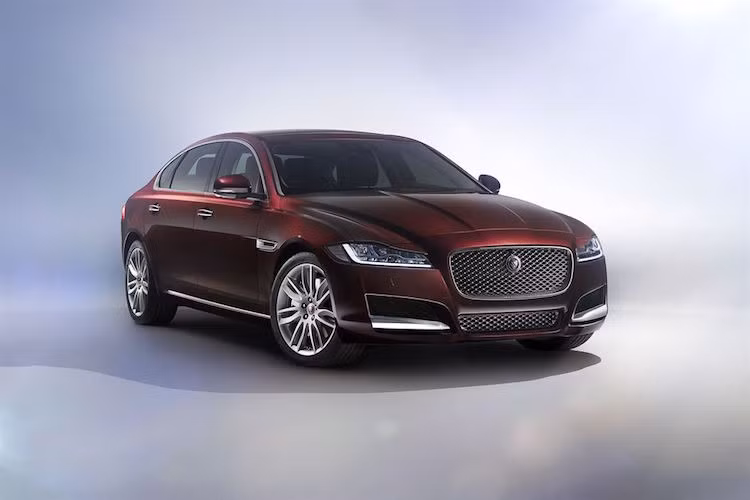 Hướng trực tiếp tới đối thủ Mercedes E-Class L, Jaguar XFL là phiên bản "thân dài" của mẫu sedan hạng trung cao cấp XF, dành cho các khách hàng muốn có khoảng không gian rộng rãi phía sau nhưng không đủ điều kiện hoặc không muốn mua dòng xe cao cấp nhất của Jaguar là XJ.