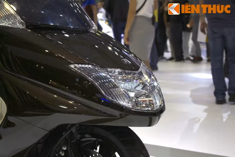 Dù không có chiều dài lên tới 3 mét như phiên bản concept nhưng trên thực tế, Maxam vẫn dài tới 2,99 mét. Đương nhiên, với chiều dài cực lớn, chiếc xe cũng không hề nhẹ nhàng khi có trọng lượng lên tới 201 kg.