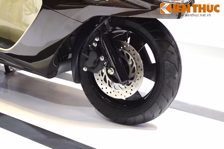 Cả 2 bánh xe cũng có đường kính mâm tương đối "dị" với 13 inch, lần lượt sử dụng lốp 120/70/13 và 130/70/13. Xe sử dụng phanh đĩa kép cho cả bánh trước và bánh sau.