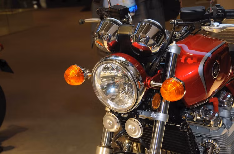 Ở phía trước, CB1100EX vốn có phần đầu cổ điển, gần như giống y hệt Honda CB750 Four nên Tresoldi đã giữ nguyên chi tiết này trên bản độ Gio Special.