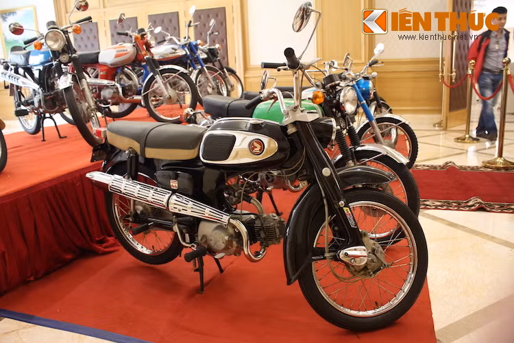 Sau thành công của Super Cub, Honda đã tiếp tục phát triển một dòng xe côn tay với động cơ dùng xú-páp dạng cò đẩy (OHV) tương tự và đặt tên là C110. Năm 1965, dòng xe S65 với thiết kế cải tiến từ C110, nhưng có động cơ có van điều khiển bằng trục cam (OHC) đã ra đời.