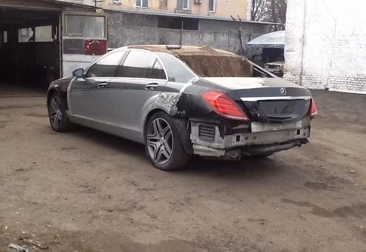 Tuy nhiên việc "chế cháo" vè sau của S-Class W222 vào W221 khó khăn hơn khi phần này được nối với vòm mái của chiếc xe, không tách rời ra như vè trước.