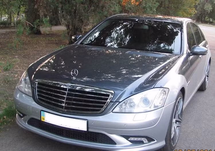 Mặc dù S-Class W221 vẫn là một mẫu xe có thiết kế đẹp và hiện đại nhưng trước sự xuất hiện của thế hệ mới W222, chiếc xe đã trở nên "lạc hậu" hơn. Do có phần thân tương đối giống nhau, việc thay đổi đầu xe có thể khiến S-Class W221 trông giống như thế hệ mới.