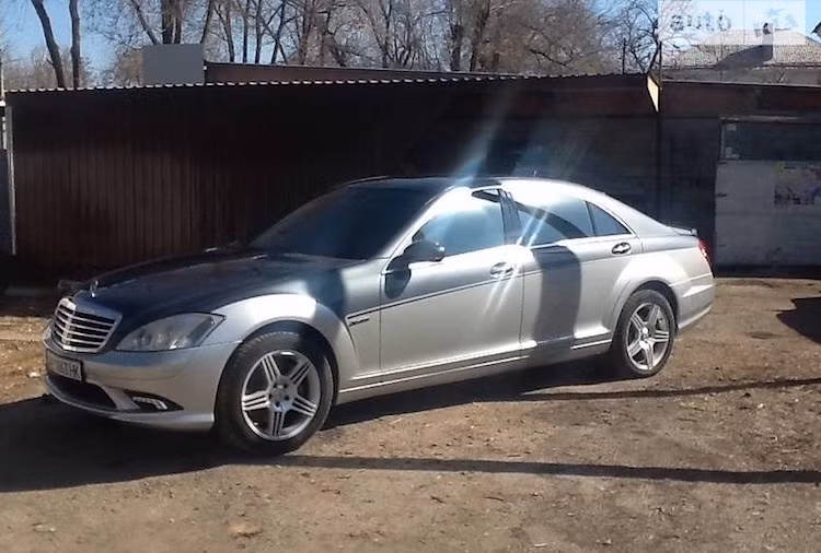Thực hiện việc "nâng đời" chiếc xe sang Mercedes S-Class thế hệ trước (W221) thành S-Class W222 là một công ty chuyên sửa chữa và đại tu xe hơi ở Ukraina.
