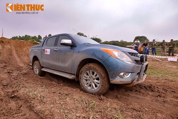 Trong khi 2 hạng mục đầu diễn ra khá nhẹ nhàng thì với hạng mục 4x4 nâng cao, độ khó của các bài thi cùng điều kiện thời tiết nắng đầu mùa và giới hạn thời gian đã là những thử thách rất "khoai" cho những thí sinh tham gia.