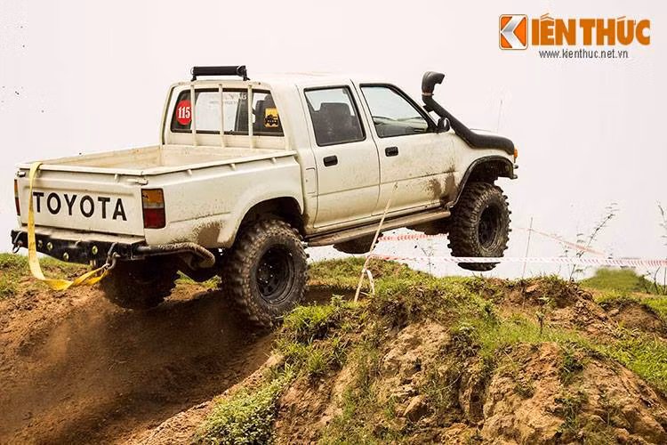 Buổi sinh nhật đã thu hút được hàng chục xe bán tải cùng các dòng xe offroad chuyên dụng của các CLB khác cùng tham dự trong một cuộc so tài địa hình được tổ chức chuyên nghiệp.