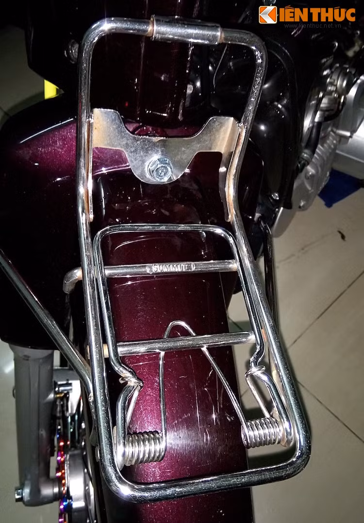 Phía trên chắn bùn trước của xe là baga 10 ly có kẹp tài liệu đầy tiện dụng.