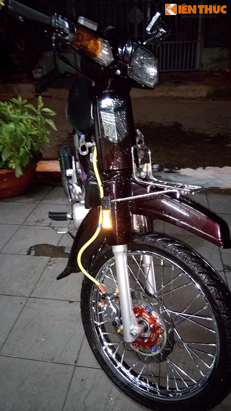Chiếc Super Dream của một người chơi xe tại Sài Gòn này có thể được coi là một ví dụ mang tính "điển hình" của phong cách kiểng, với các đồ chơi bán rất sẵn tại nhiều cửa hàng phụ tùng ở Việt Nam.