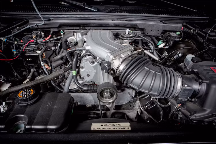 Bên dưới nắp ca-pô của chiếc xe được trang bị động cơ 5.4l V8 được trang bị một bộ siêu nạp Eaton để có thể đạt công suất tối đa 340 mã lực và mô-men xoắn cực đại 576 Nm.