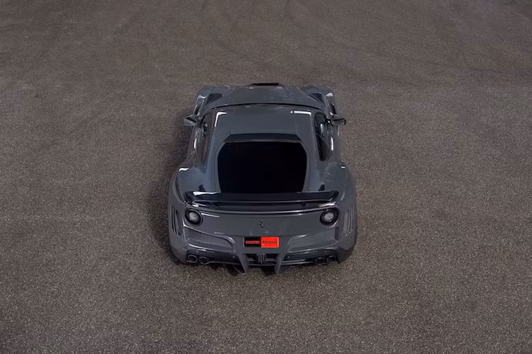 Ở trên kính sau, chiếc F12 cũng có thêm nẹp sợi carbon mới. Phía sau đuôi xe được bổ sung thêm cánh gió cố định bằng sợi carbon. Đồng thời, cánh khuếch tán không khí nằm dưới cản sau cũng được độ sợi carbon, kèm theo hệ thống xả thể thao có tính năng điều chỉnh tiếng ồn bằng các van điện tử.
