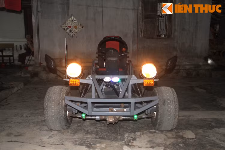 Chiếc xe ôtô tự chế từ Honda Wave "Thái" cũ của anh Đức có hình dáng tựa như siêu xe đua công thức 1, được làm từ các nguyên vật liệu tận dụng gây tò mò cho bất kỳ ai nhìn thấy.