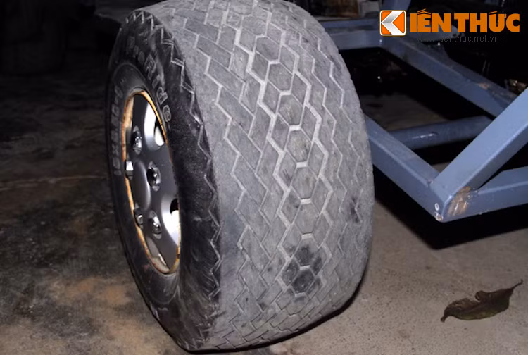 4 bánh xe sử dụng mâm của ôtô với lốp bản lớn, trong đó lốp trước được dẫn hướng thông qua vô-lăng của một chiếc xe tải Hyundai cũ.