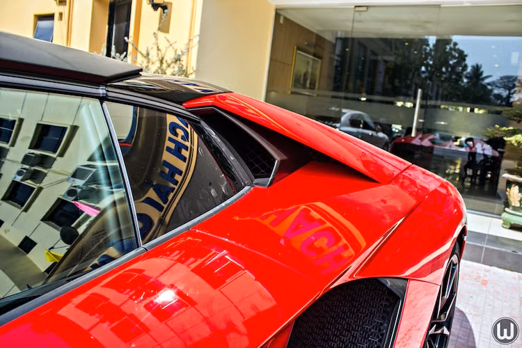 “Gắn bó” với động cơ V12 là một phần trong DNA của Lambo, chính vì vậy họ đã tình nguyện nghiên cứu để mức lượng tiêu thụ nhiện liệu và hàm lượng khí CO2 giảm xuống còn lần lượt 25 và 30% vào năm 2015. Đó là lý do vì sao Aventador Roadster có hệ thống ngắt bớt số xi-lanh khi không cần nhiều công suất. Để làm mát cho động cơ, Lamborghini đã phải thiết kế ra các khe hút gió hai bên thân xe.