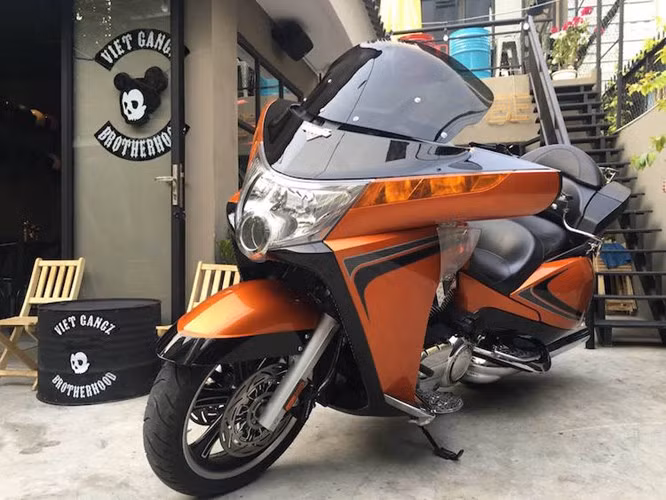 Trong 2 hãng xe này, thương hiệu Victory Motorcycles được những người chơi xe sành sỏi biết tới nhiều hơn tại Việt Nam khi những chiếc touring Victory Vision, dù có số lượng ít nhưng xuất hiện khá thường xuyên tại các sự kiện môtô lớn.