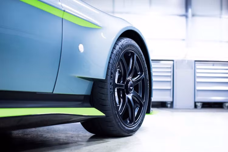 Ở cuối mỗi vòm bánh trước của Vantage GT8 được vát góc giống những chiếc xe đua WEC, trong khi bộ mâm siêu nhẹ 7 cánh bằng magie là tùy chọn đặt thêm, đi kèm lốp Michelin Sport Cup 2.