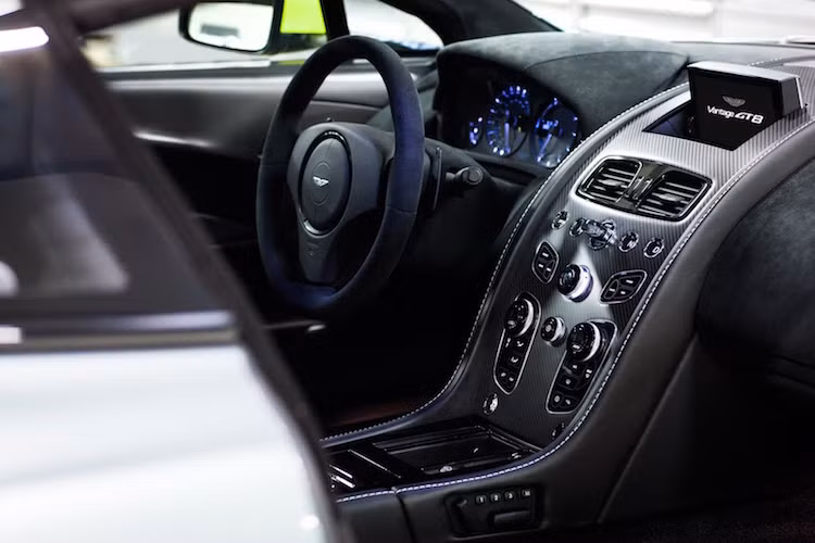 Để giữ cho Vantage GT8 trở nên "thân thiện" nhất khi di chuyển trên đường phố, hãng xe Aston Martin vẫn trang bị cho xe hệ thống thông tin giải trí AMi III thế hệ mới nhất, dàn âm thanh 160W trong một khoang nội thất bọc Alcantara và sợi carbon.