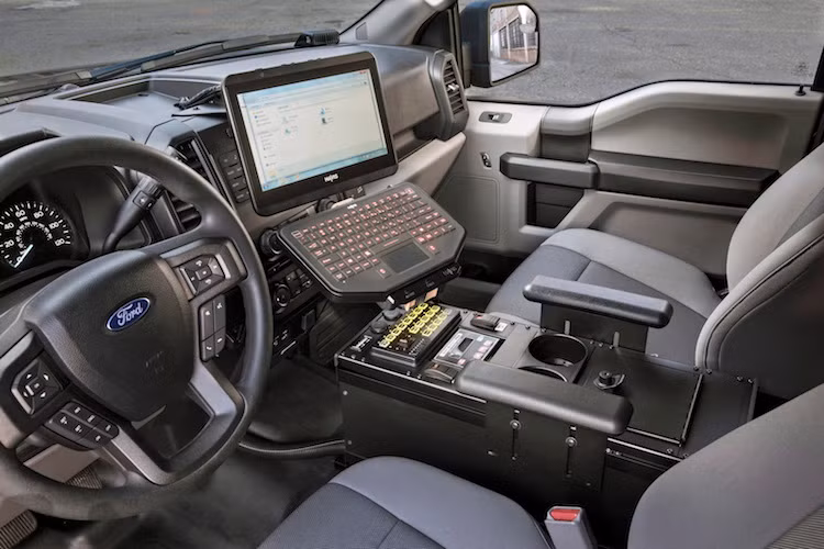 Đầu tiên, giống những mẫu xe cảnh sát khác, F150 Special Service có hệ thống bộ đàm riêng để giúp cảnh sát có thể thông báo tình hình và gọi hỗ trợ khi cần thiết. Ngoài ra, mỗi chiếc xe còn có hệ thống máy tính đặc biệt với khả năng truy cập vào cơ sở dữ liệu của cảnh sát để kiểm tra các thông tin của đối tượng nghi vấn.