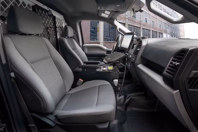 Ở bên trong nội thất của F150 Special Service cũng được thiết kế để giảm chi phí tối đa với ghế bọc giả da chỉnh cơ và các chi tiết bằng nhựa cứng. Tuy nhiên Ford đã trang bị cho xe hàng loạt các hệ thống đặc chủng để hỗ trợ cho lực lượng thi hành pháp luật.