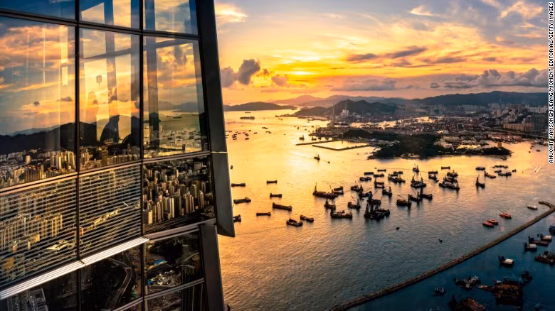 Nằm trên tầng 100 của tòa nhà cao nhất đặc khu hành chính Hồng Kông, Sky 100 sẽ đem đến cho du khách cái nhìn toàn cảnh Hồng Kông. Ảnh CNN