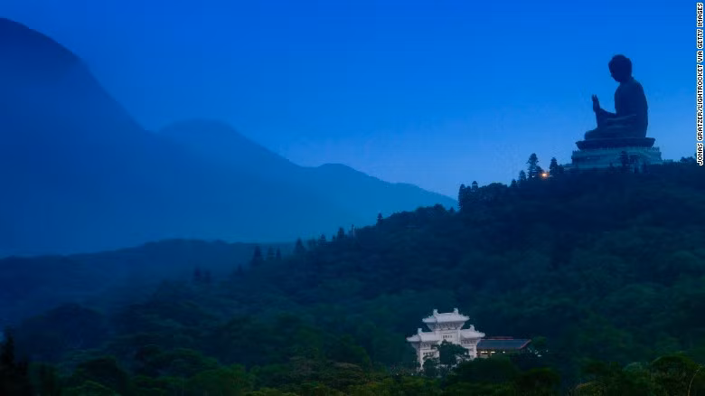 Bạn cũng có thể tới thăm tượng Phật nằm ở độ cao 34 mét trên đảo Lantau. Ảnh CNN