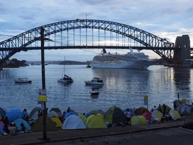 Những lều trại mọc lên san sát nhau ở cầu cảng Sydney. Đây có lẽ là một trong những vị trí đẹp để ngắm màn bắn pháo hoa rực rỡ đón chào năm mới 2017. Ảnh news.com.au