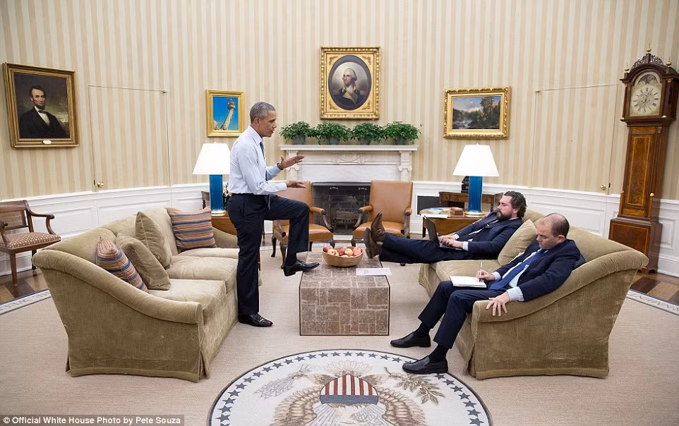  Tổng thống Obama đọc chính tả bản dự thảo đầu tiên của Thông điệp Liên bang cho các nhân viên cấp dưới trong Phòng Bầu dục ngày 7/1. Ảnh Daily Mail