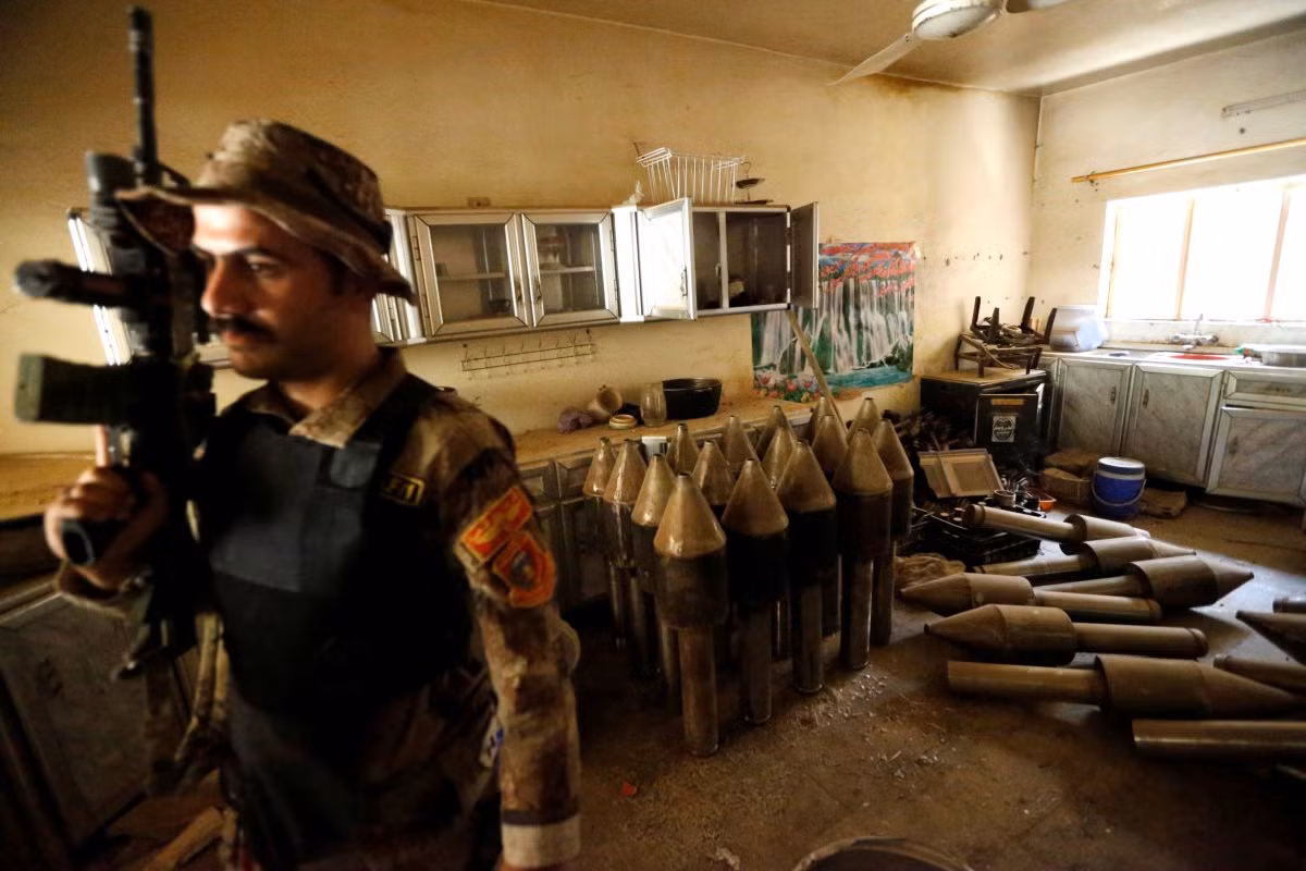 Binh sỹ Iraq phát hiện ra một xưởng chế tạo vũ khí của IS ở ngay Fallujah. Ảnh BI