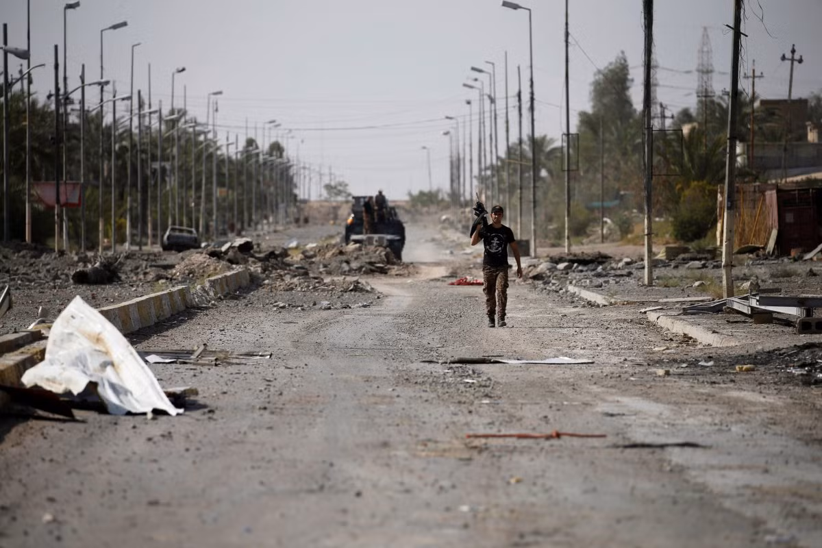 Binh sỹ Iraq trên đường tiến thẳng vào trung tâm Fallujah. Ảnh BI