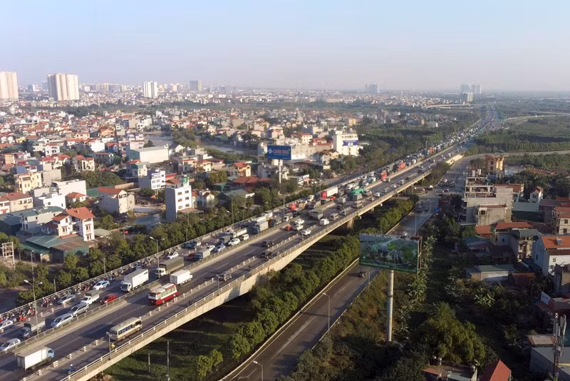  Cục CSGT đề xuất giảm tốc độ trên cây cầu lớn nhất Hà Nội: Cục CSGT (C08) vừa có đề nghị điều chỉnh phương án tổ chức giao thông trên cầu Thanh Trì – cây cầu vượt sông lớn nhất của TP Hà Nội. Theo C08, tình hình trật tự an toàn giao thông trên cầu Thanh Trì đang có nhiều phức tạp.... Chính vì vậy, C08 đề nghị Sở GTVT Hà Nội chỉ đạo các đơn vị chức năng nghiên cứu, điều chỉnh lại phương án tổ chức giao thông trên cầu Thanh Trì. Video: Ca mắc Covid-19 (BN416) ở Đà Nẵng có dấu hiệu giống bệnh nhân 91 (nguồn VTC Now)